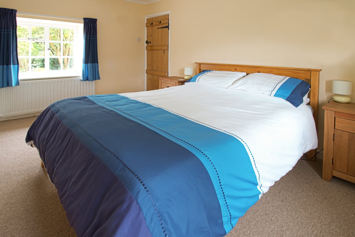 Kingsize bedroom at Apple Cottage, a dog-friendly Dorset holiday cottage sleeping five