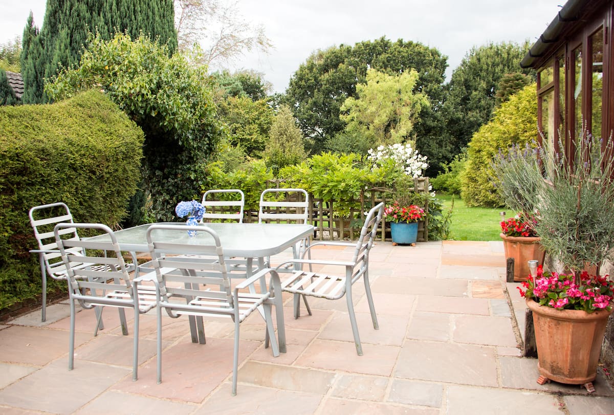 Patio and terrace with outdoor dining at Apple Cottage in the Dorset countryside